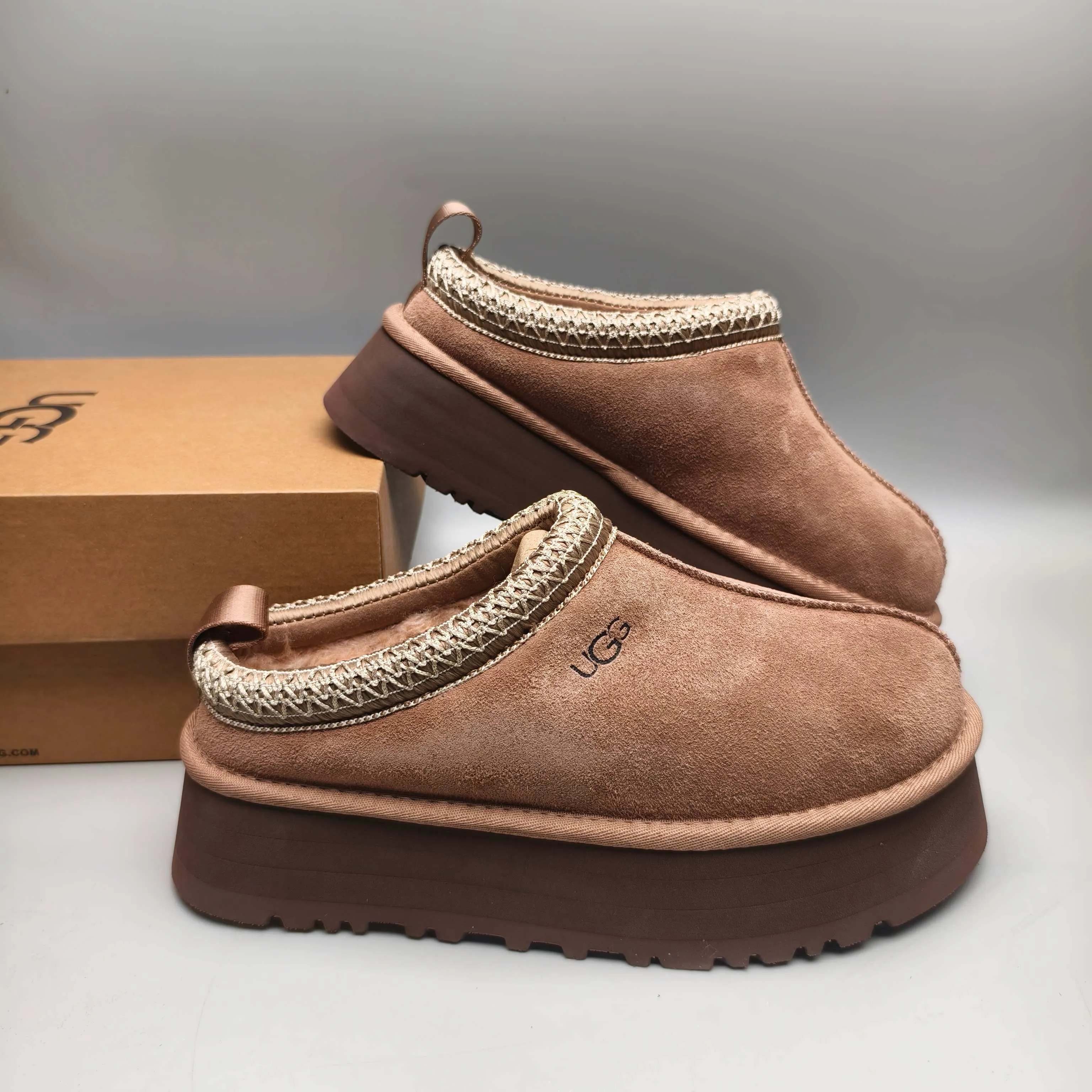 💰440 UGG sheepskin all-in-one snow boots 2553 co-branded national trend style thick-soled one-leg women’s snow boots🐾~ 🍭 A co-branded trendy item launched with well-known designer brands Feng Chen Wang and TELFAR. Zhou Dongyu & Wang Jiaer’s same style Fang Kete boots. The slip-on design makes it easy to put on and take off, and can be used indoors or outdoors. The exotic edging design is eye-catching, and it is definitely worth buying~ 🍭Material: cowhide➕sheep fur Outsole: rubber (light wing technology) 🍭Color: black, maroon, sand, dark green, light gray, chocolate, beige, walnut, brown, dark gray, red 🍭Number of codes: 35-42